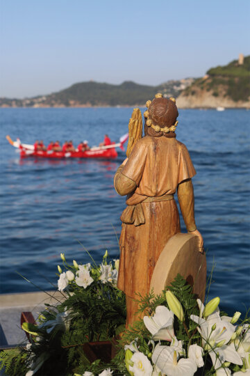 Imatge de la santa amb els llaguts davant