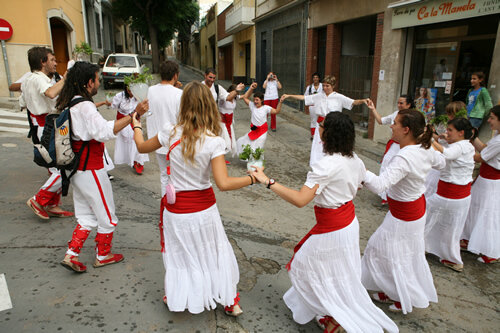 Sardana improvisada en un creuament de carrers