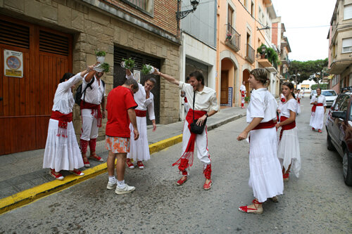 Ruixen als vianants que es troben pel carrer