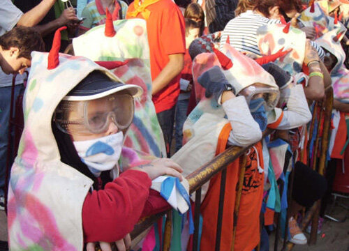 Fent cua per participar al correfoc infantil
