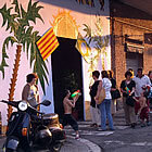 Un dels carrers guarnits