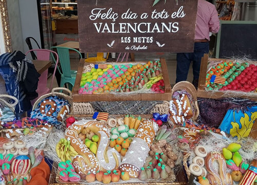 Aparador desitjant feliç dia a tots els valencians