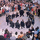 Els nens bruixots, fent el ball rodó
