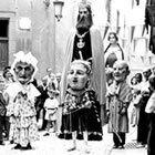Els tres Llúpies en una cercavila dels anys 1940 (Foto: Arxiu Comarcal d'Osona)