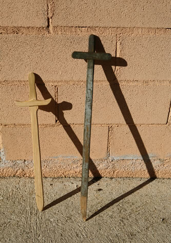 Dos dels sabres-espases de fusta