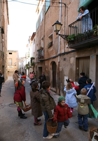 Els veïns surten de dins les seves cases per rebre'ls