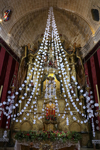 Neules a l'altar de l'església de Sencelles