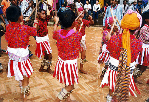 Ball de bastons infantil al Nepal