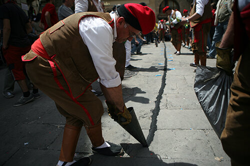 Preparant la tronada de Corpus a Solsona