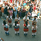 Un grup de bastoneres de l'Arboç ballant