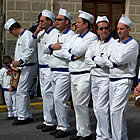 Desfilada amb els vestits de geladors