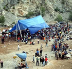 Una carpa de lona aglutina els participants