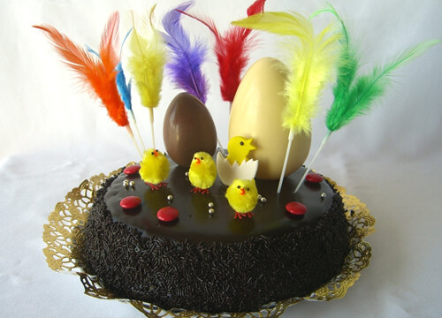 Mona de Pasqua amb ous, pollets i plomalls
