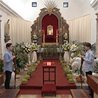 Guàrdia a l'interior de l'església