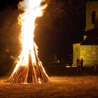 Una de les fogueres al puig del Castell