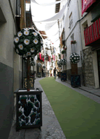 Un dels carrers guarnits