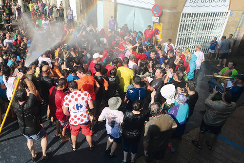 Ruixada final a la plaça de Sant Pere