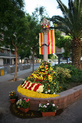 Creu guarnida amb flors