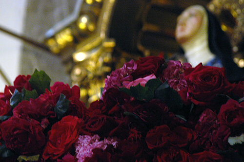La santa acaba coberta de roses