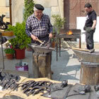 Un ferrer amb les seves creacions, a la Fira
