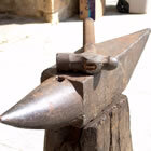 Les eines del ferrer: l'enclusa i el martell