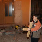 Xiquet d'Ontinyent fent sonar una matraca
