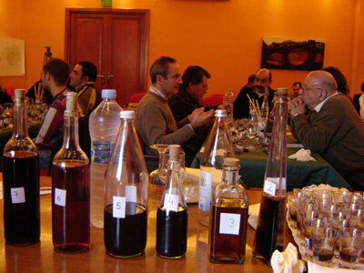 A la Fira de la Ratafia de Besalú, al desembre, el jurat té veritables dificultats per decidir quina