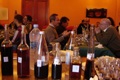 A la Fira de la Ratafia de Besalú, al desembre, el jurat té veritables dificultats per decidir quina