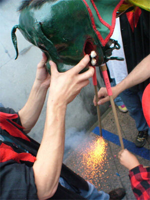 Els guitaires encenen els fuets