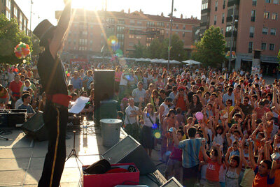 Els espectacles de carrer congreguen multituds de joves espectadors