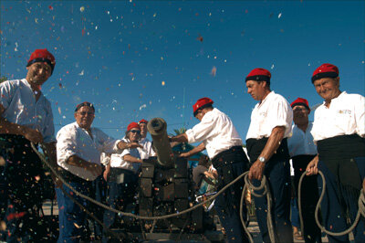 Els Miquelets de Roses fan sonar el seu canó festiu per avisar que la festa major ha arribat