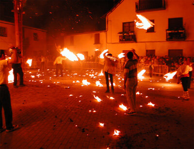 El jovent fa giravoltar les halhes al voltant del seu cos simulant una lluita