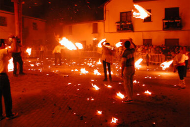 El jovent fa giravoltar les halhes al voltant del seu cos simulant una lluita