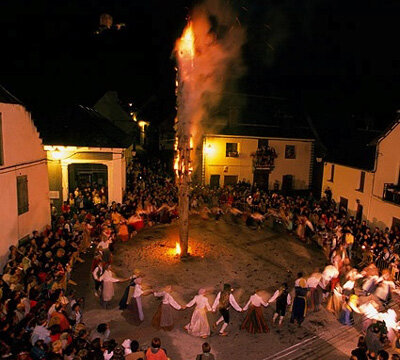 Quan l'haro crema, tot el poble dansa al seu voltant, en senyal de joia