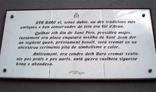 Una placa explica a tots els curiosos l'origen de la tradició