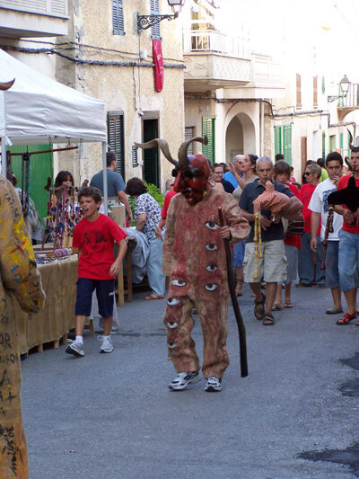 Els xeremiers i fabiolers acompanyen la sortida infernal