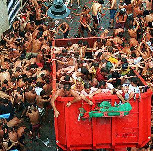 Els camions escampen milers i milers de quilos de tomàtigues