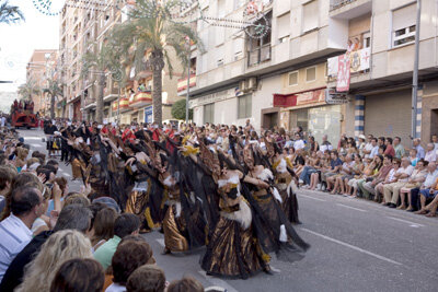 La gent omple els carrers per veure totes i cada una de les desfilades