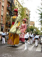 Els gegants del Pi també participen a la cercavila del barri d'Hostafrancs