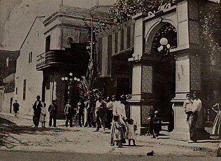La primera fotografia de què es té constància dels carrers engalanats, del 1905 a Vallespir