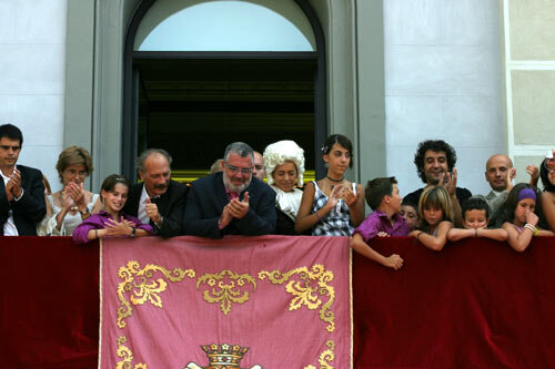 L'actor Roger de Gràcia, cronista de la Festa Major d'Igualada d'enguany, al balcó de l'ajuntament e