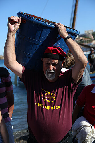 Veremador baixant el vi de les barques