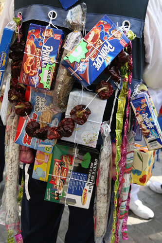 Productes penjats al vestit, Barceloneta 2006