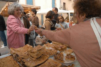 Un centenar d'artesans ofereixen els seus productes als visitants