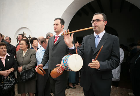 Els músics, amb flaüta i castanyoles grans