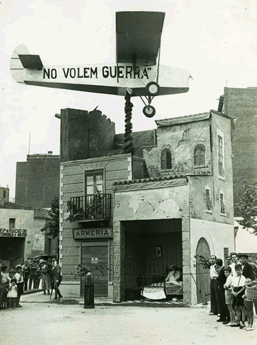 Una foguera tipus falla i reivindicativa contra la guerra