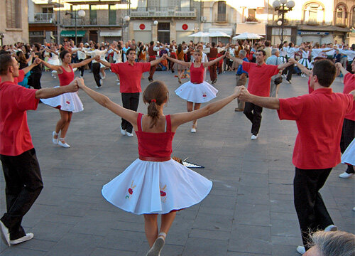 Cada colla sardanista, com la barcelonina Maig, s'abilla amb un vestit característic