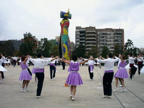 El Grup Sardanista Montserratí, ballant davant l'escultura Dona i Ocell de Joan Miró