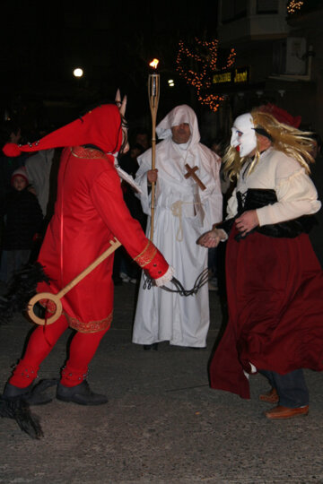 El Cavallot i la Balladora, amb un canonge al fons