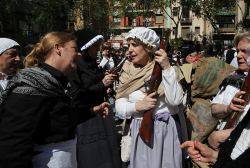 Dona agafant l'arma